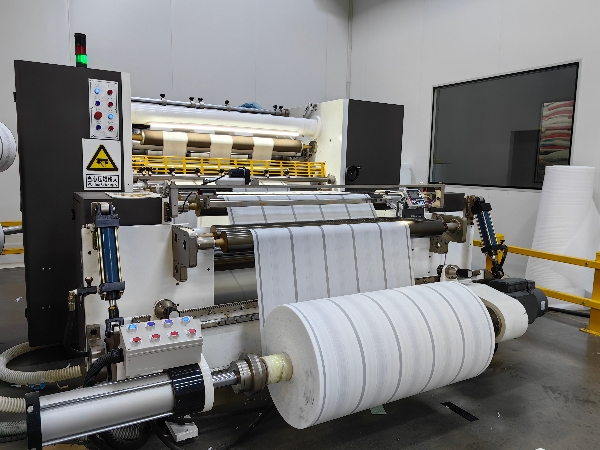 slitting machine for non-breathable PE film.jpg